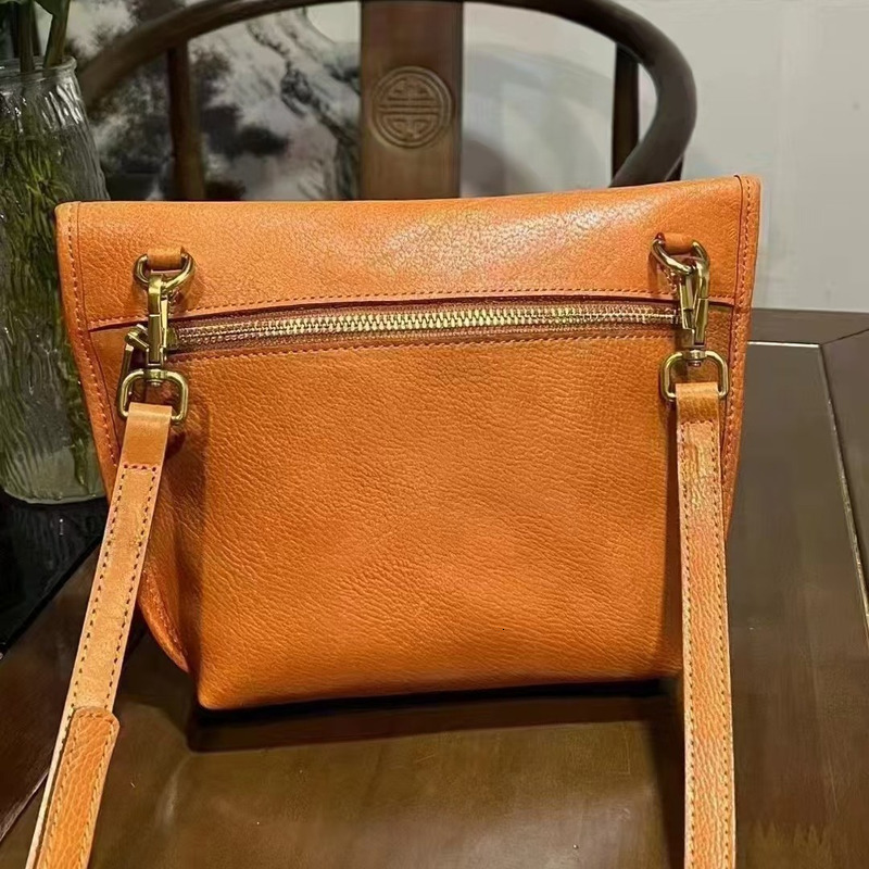 Oil Wax Head Cowhide 2024 Autumn And Winter New Item Small Mailman Commuting Crossbody Bag Niche Female Batch