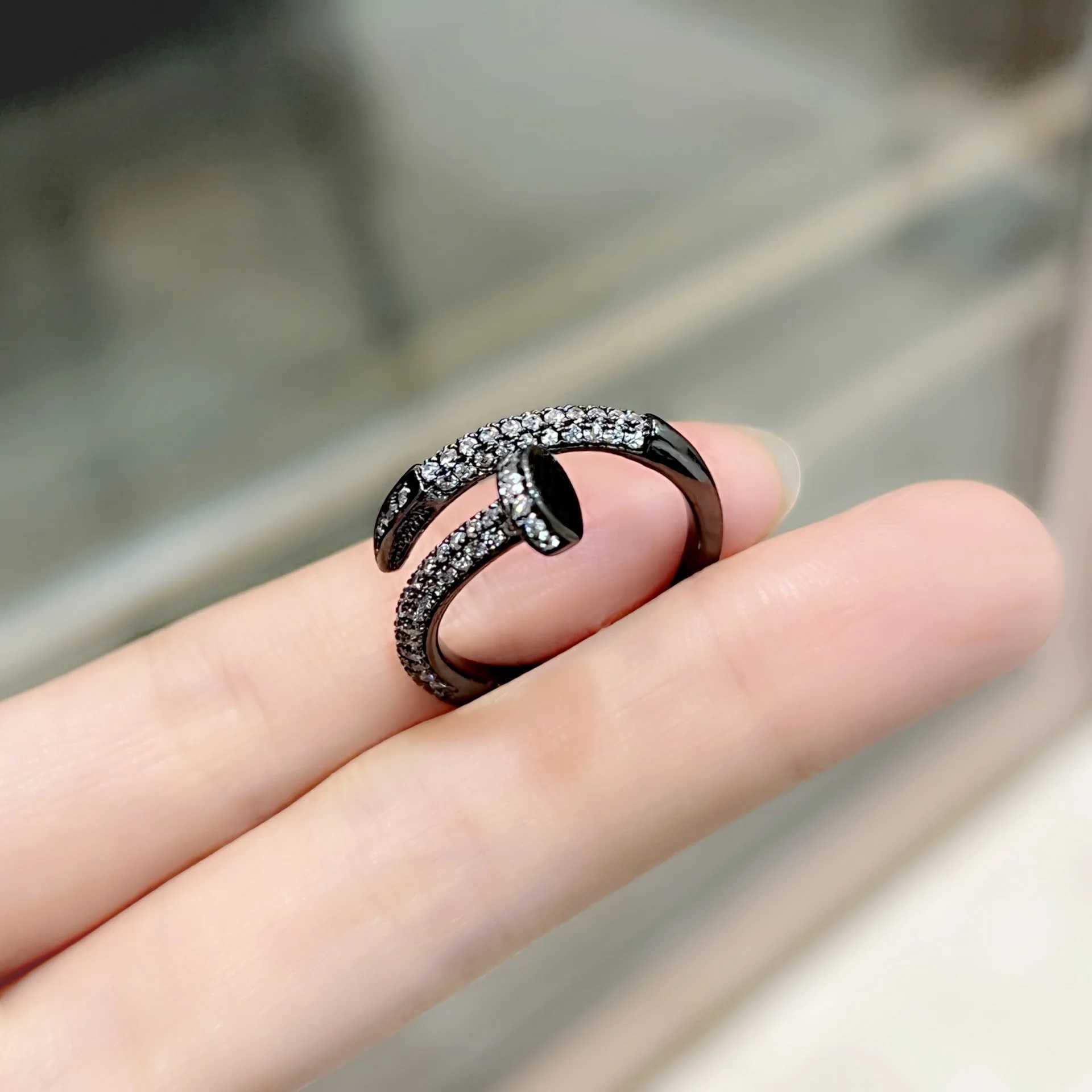 Band Rings Exquisite Screw Rings for Woman Adjustable Crystal Zircon Copper Ring Nightclub Party Girls Unusual Fashion Jewelry Accessories J250217 1J6