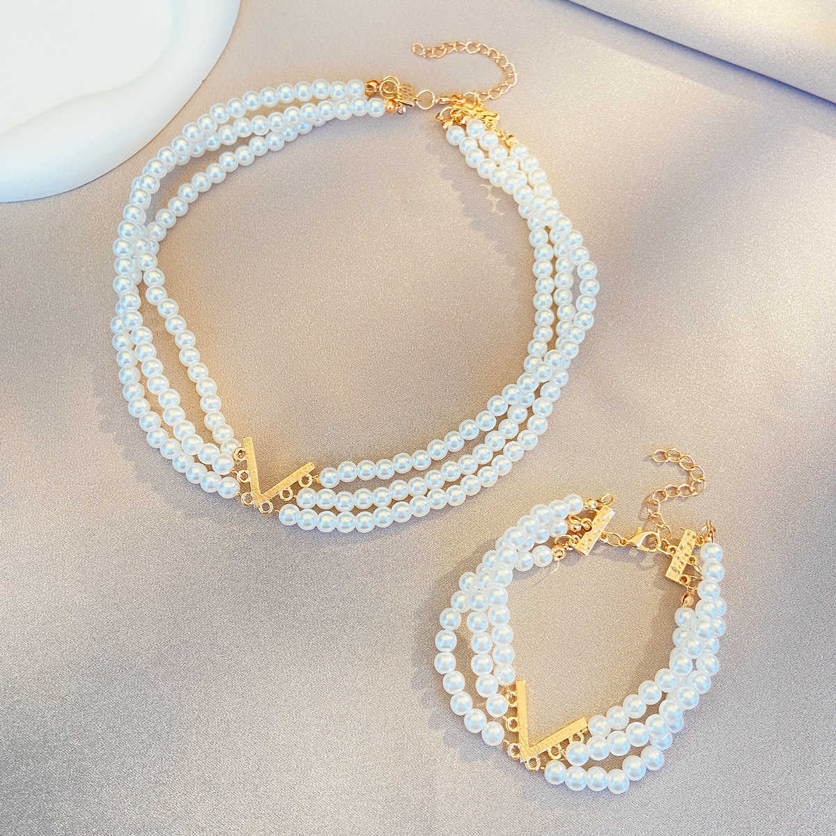 Pendant Necklaces New multi-layer pearl jewelry set with female Instagram style creative design and V-shaped collar bracelet set H25219