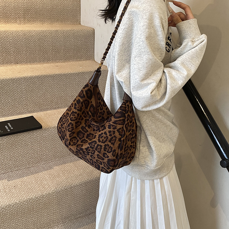 2025 new leopard print shoulder for women's commuting, high-end texture crossbody bag, niche and versatile chain armpit bag #swissmilitary