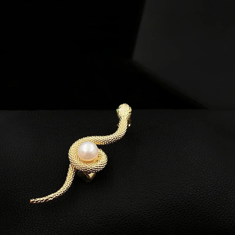 Snake Brooch Personalized Suit Collar Pin Men Women Clothes Accessories Niche Sweater Corsage Pearl Zodiac Jewelry 5838 250220