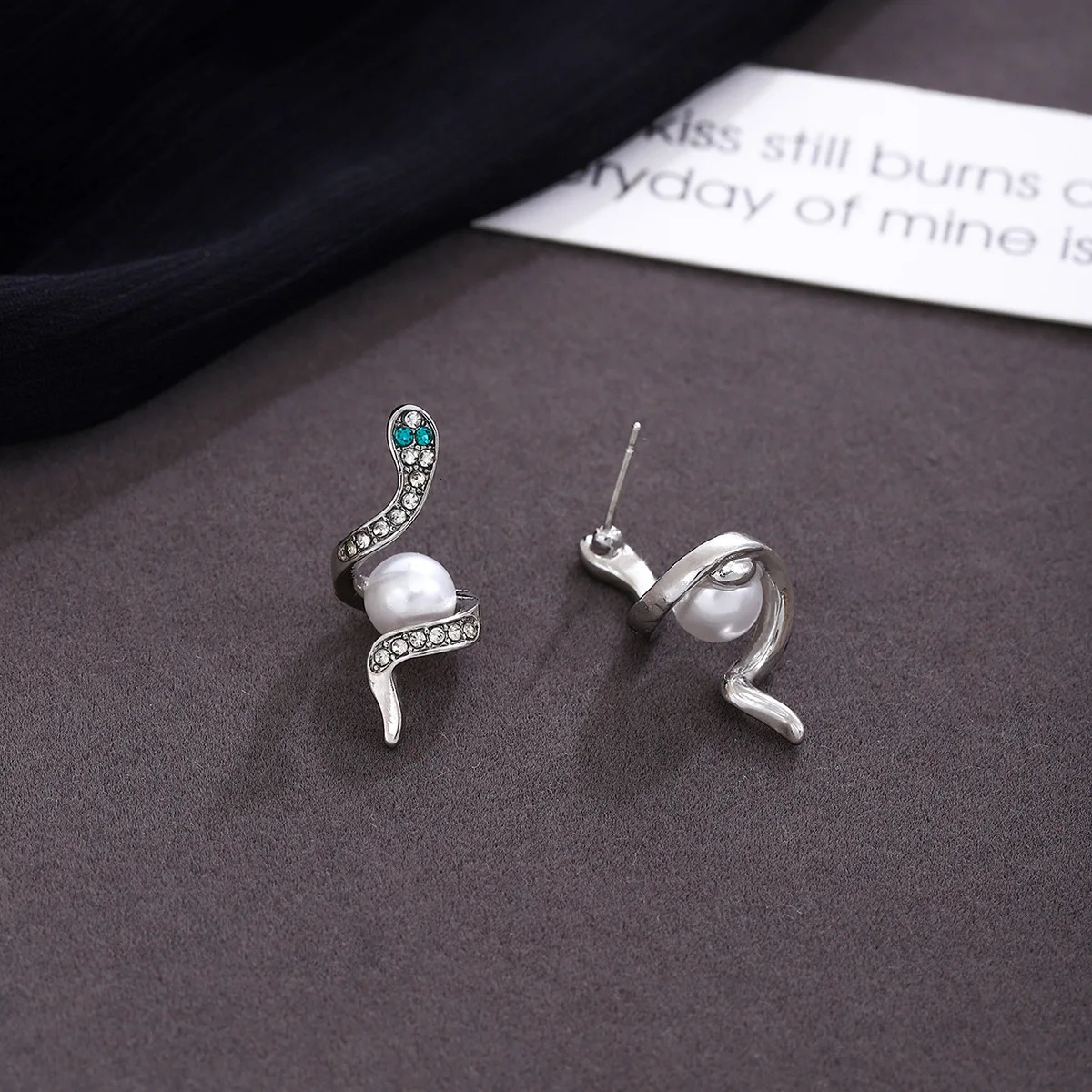 high-end Ins style exquisite small snake pearl pendant earrings ed for women 250220