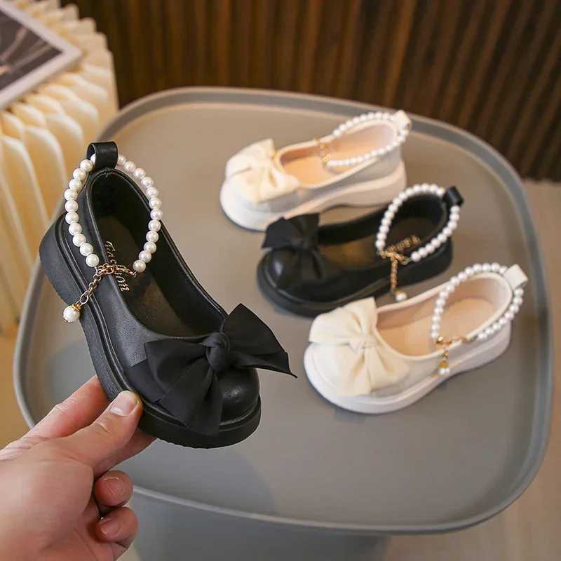Childrens Fashionable Black Leather Shoes with Pearl Chain Bow Cute Girl Mary Janes 2023 New Kids Versatile Wedding Party Shoes X250220