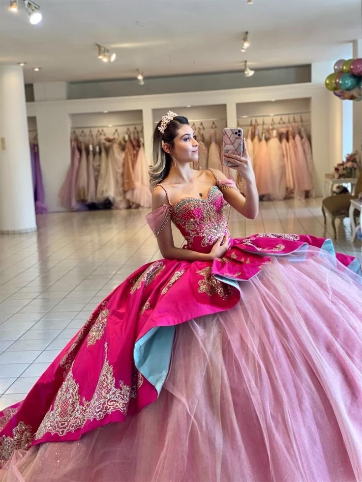 2025 Fuchsia Colorful Princess Quinceanera Dresses Luxurious Ball Gown Off Shoulder Prom Gowns Gold Lace Appliques Beaded Puffy Vestdio De 15 Anos