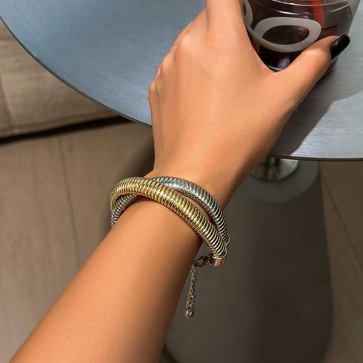 Charm Bracelets Fashion Thread Wide Face Bracelet with Decorative Design Stacked and Personalized Metal Serpentine Bracelet H25220 1 Z8KG