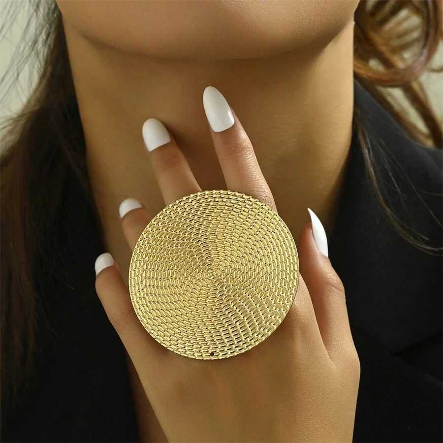 Fashion Gold Color Round Hollow Out Flower Big Ring For Wen Trendy Metal Finger Ring Hip Hop Statement Party Jewelry X250220