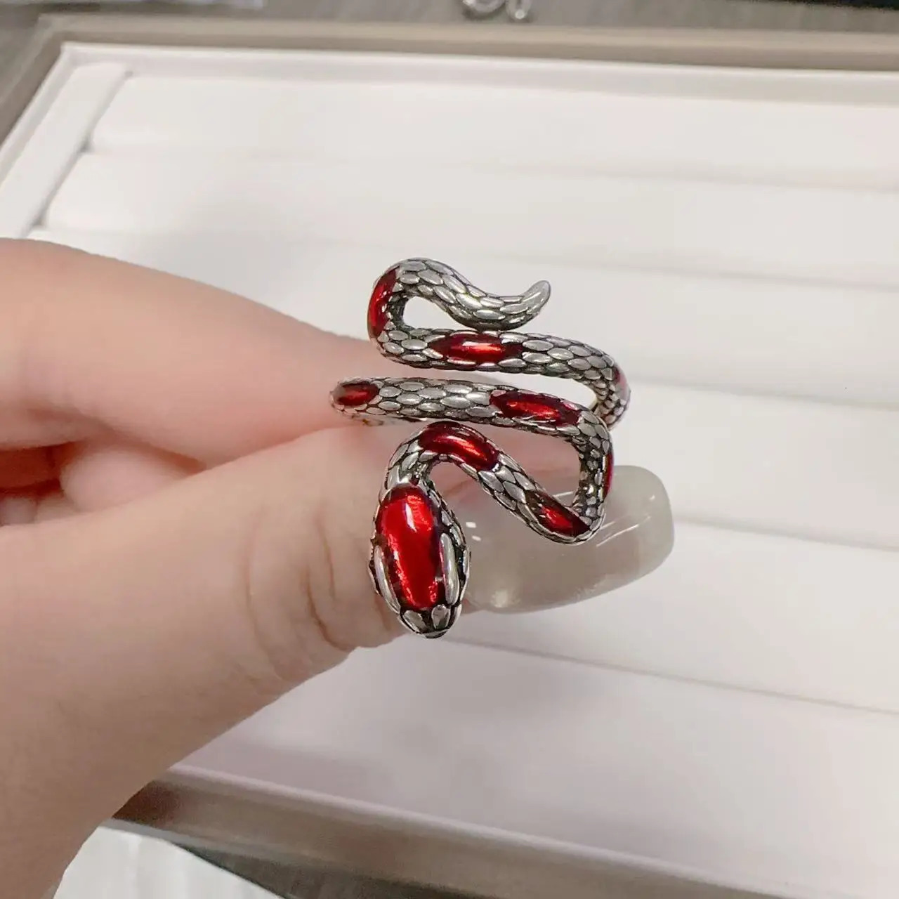 Personalized and versatile snake enamel snake shaped ring for women retro men cloisonn is an index finger jewelry ring. 250220
