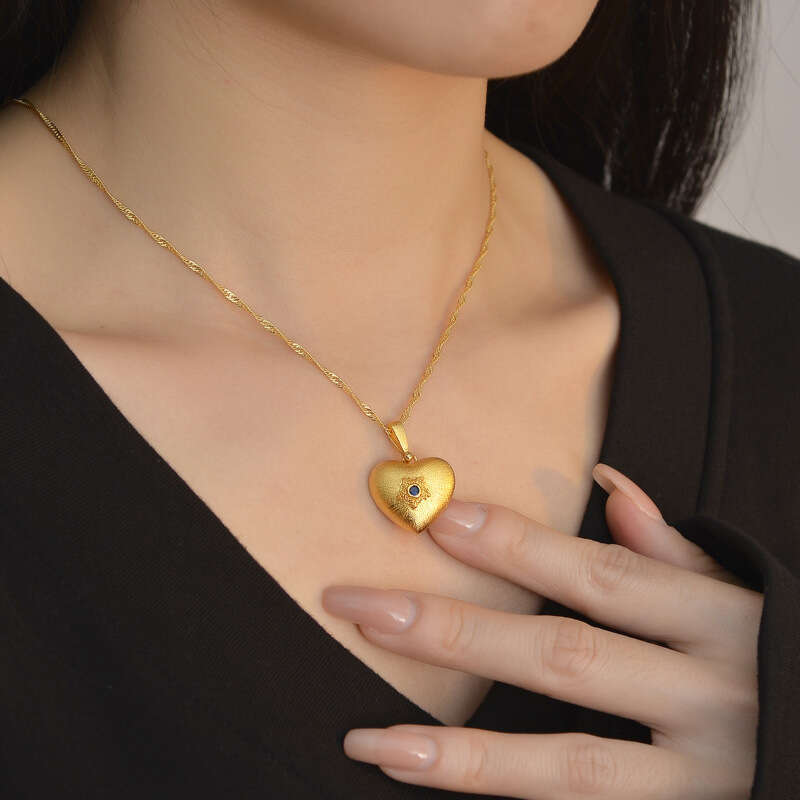 Simulated sand gold wire drawing process, blue dia heart-shaped pendant, fashionable temperament, versatile and simple pendant accessory