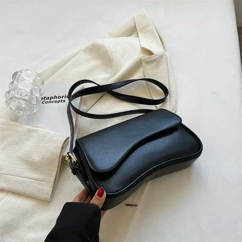 Vintage Leather Crossbody Bags for Women 2024 Designer Female Small Flap Shoulder Underarm Bag Armpit Handbags and Purses Y250218