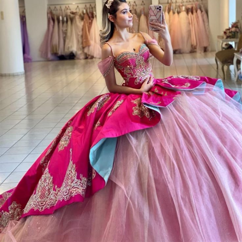 2025 Fuchsia Colorful Princess Quinceanera Dresses Luxurious Ball Gown Off Shoulder Prom Gowns Gold Lace Appliques Beaded Puffy Vestdio De 15 Anos