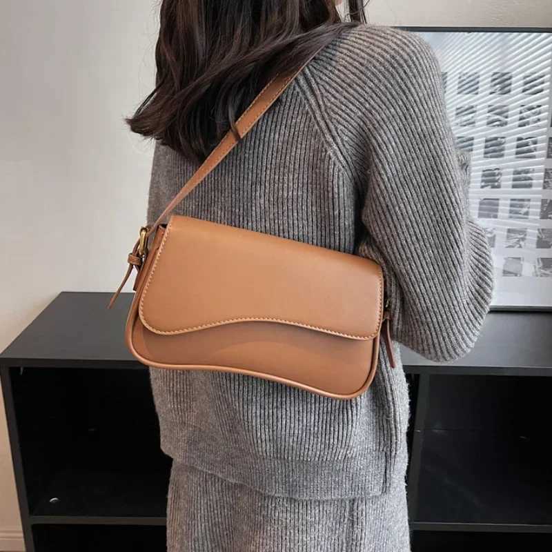 Vintage Leather Crossbody Bags for Women 2024 Designer Female Small Flap Shoulder Underarm Bag Armpit Handbags and Purses Y250218