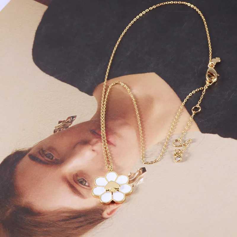 Pendant Necklaces KS European and American New Simple Classic Versatile Fashion Enamel Daisy Flower Heart Necklace J250217MF57