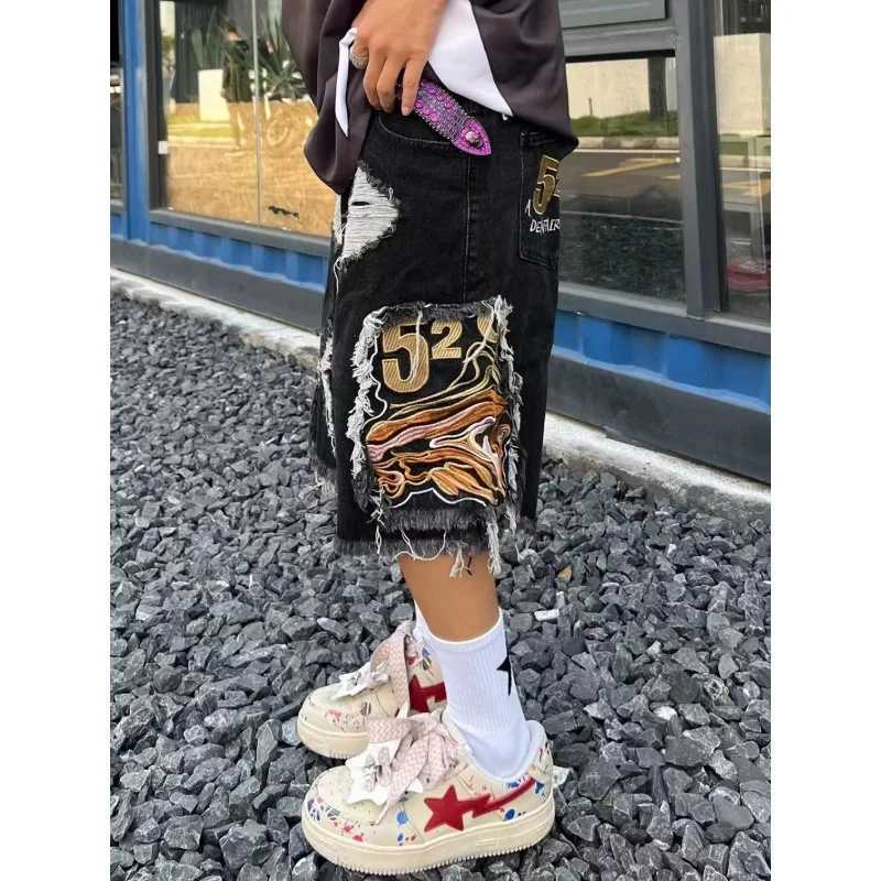 New Hip Hop Gothic Ripped Denim Shorts for Men and Women Casual Baggy Sweatpants Oversized Letter Embroidered Five Quarter Pants X250220