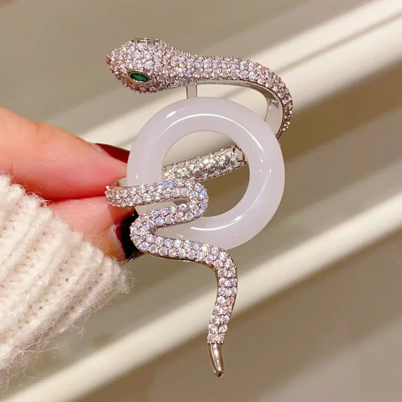 China Zodiac Snake Chest Micro Inlaid Zircon Pharmaceutical Corset Battery Fashion Accessories 250220