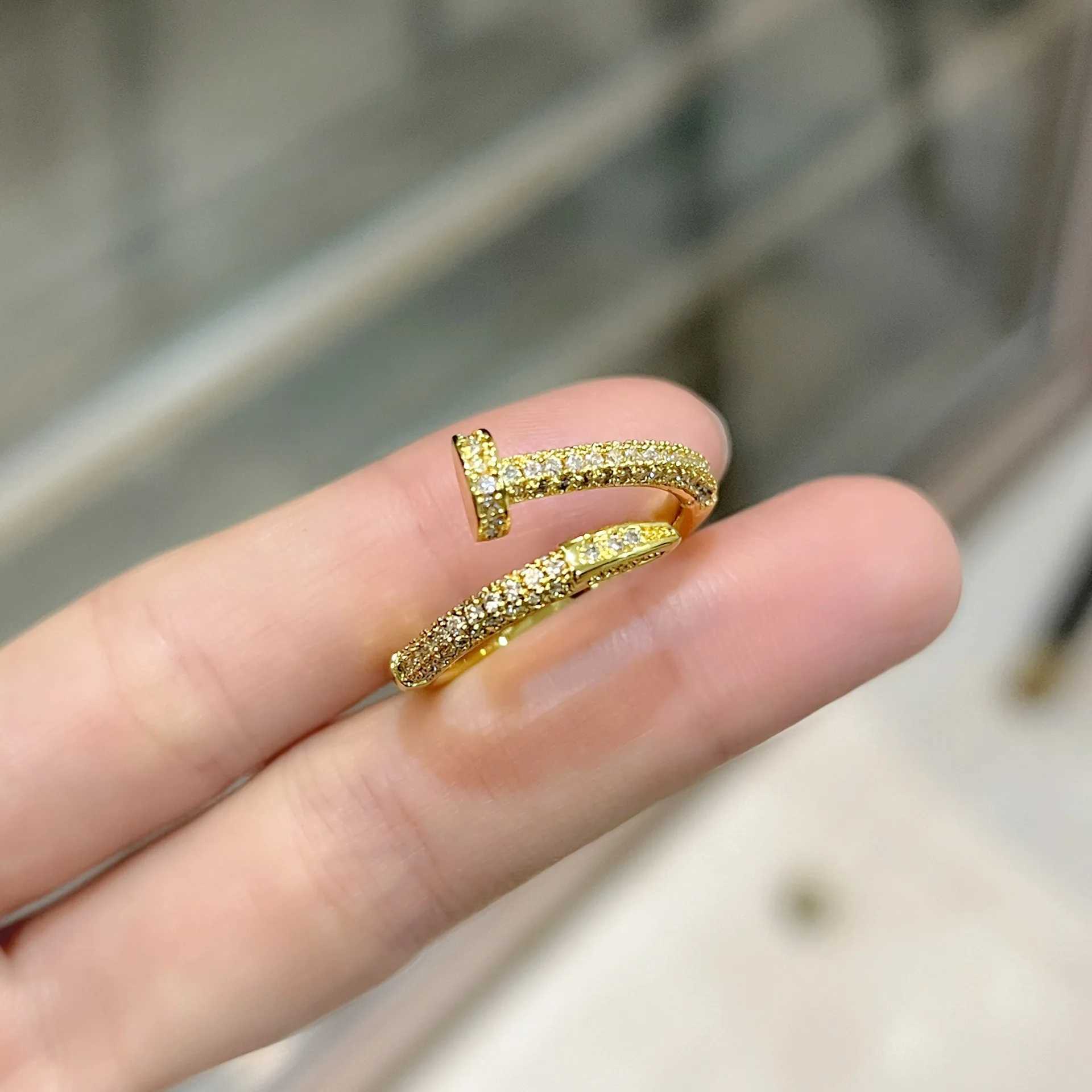 Band Rings Exquisite Screw Rings for Woman Adjustable Crystal Zircon Copper Ring Nightclub Party Girls Unusual Fashion Jewelry Accessories J250217 1J6