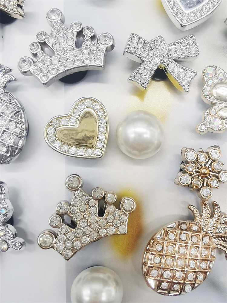 16PCS Rhinestone Pineapple Shoe Charms ABS Bling Crown Shoes Decorations Accessories DIY Lovely Silvery Clips Fit Sandals 250219