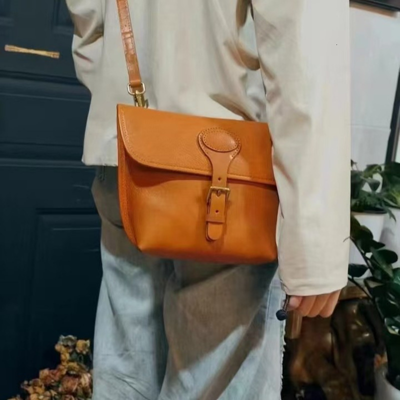 Oil Wax Head Cowhide 2024 Autumn And Winter New Item Small Mailman Commuting Crossbody Bag Niche Female Batch