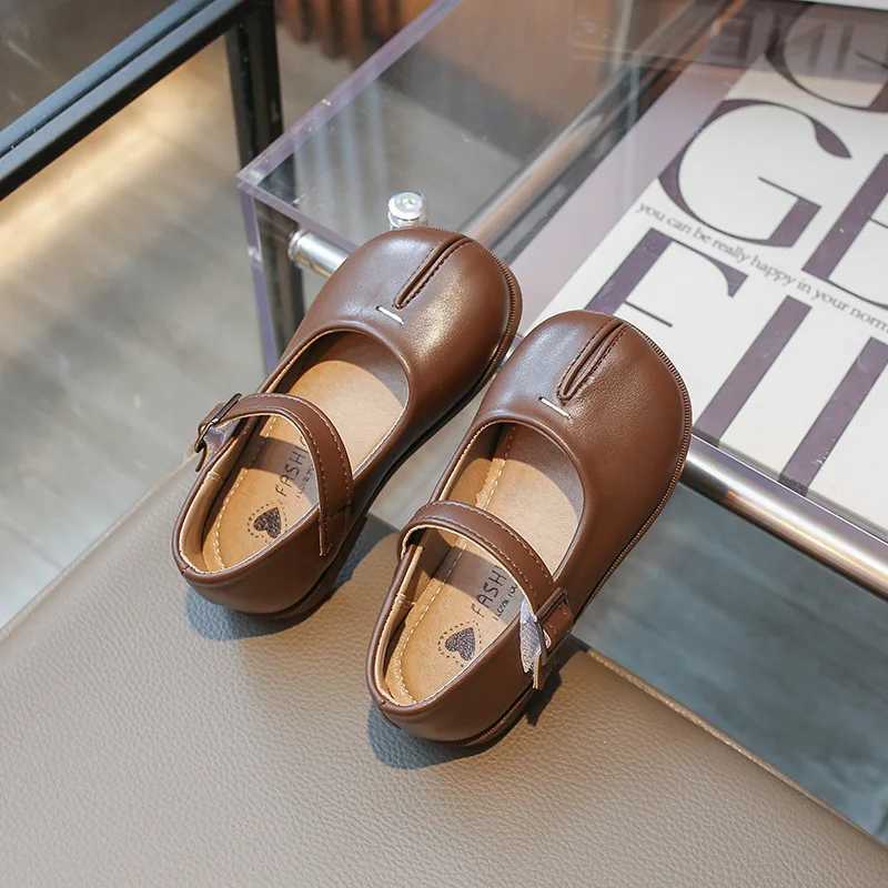 New Children Leather Shoes for Girls Shoes Kids Soft Bottom Anti-skid Outside Walking Shoes Split Toe Prom Party Footwear X250220