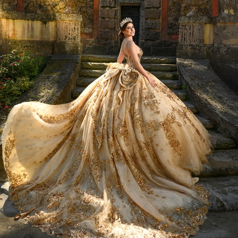 Champagne Shiny Quinceanera Dresses Ball Gown Spaghetti Strap Appliques Lace Beading Crystal Tull Sweet 16 Dress Vestidos 15 de anos