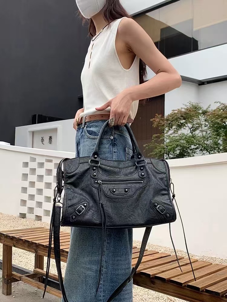 Free shipping 2025 designer Shoulder Bags Motorcycle Bag For womans flap rivet square handbag women crossbody tote bag