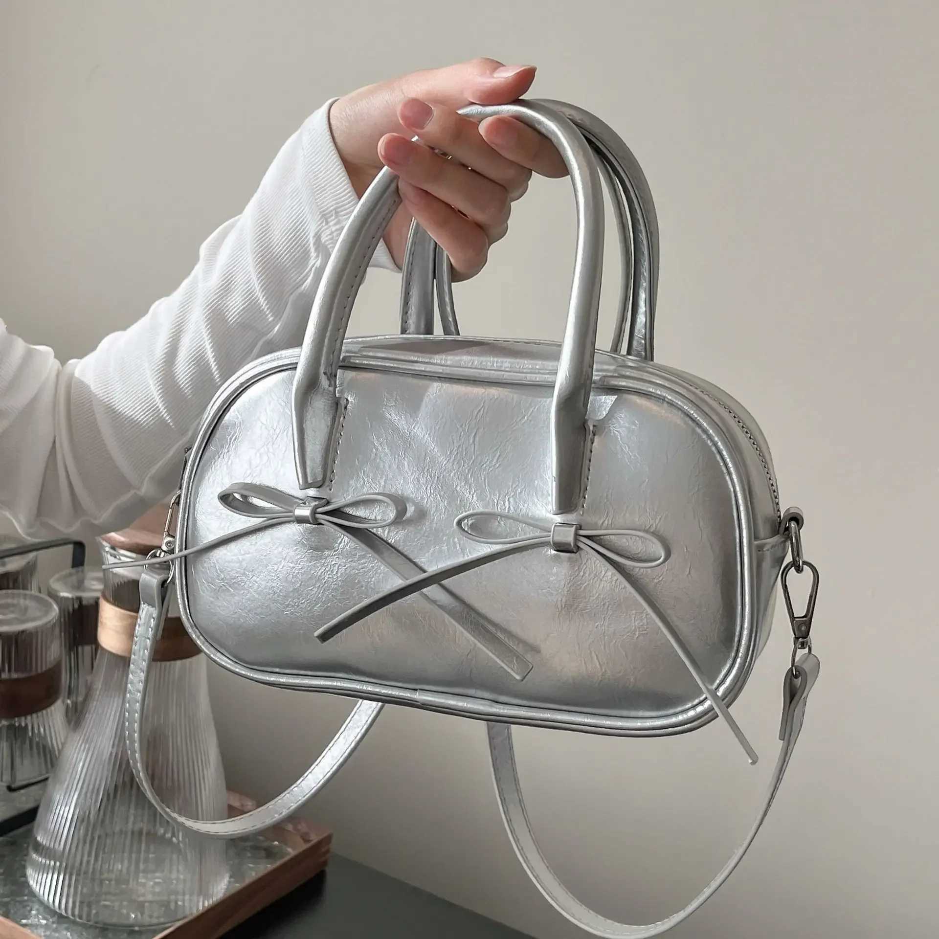 Premium Oil Wax Leather Small Shoulder Bag Womens 2025 New Trendy Versatile Messenger Bag Fashion Portable Bowling Bag Y250218