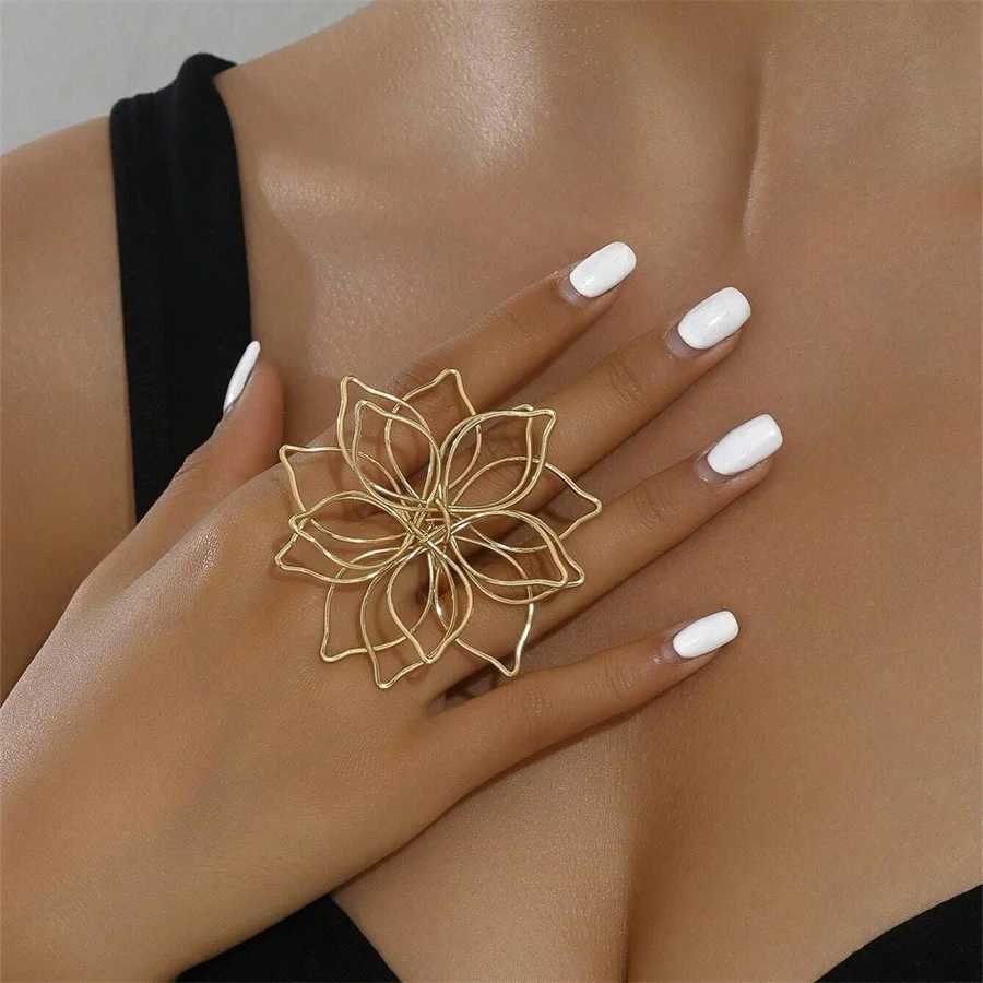 Fashion Gold Color Round Hollow Out Flower Big Ring For Wen Trendy Metal Finger Ring Hip Hop Statement Party Jewelry X250220
