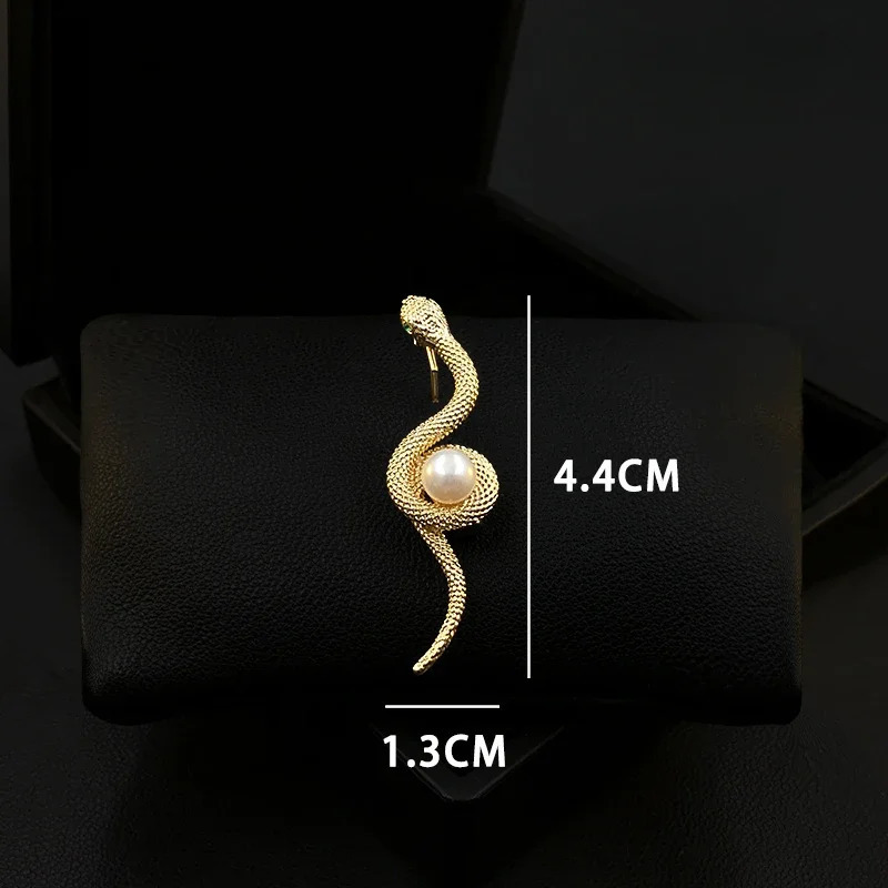 Snake Brooch Personalized Suit Collar Pin Men Women Clothes Accessories Niche Sweater Corsage Pearl Zodiac Jewelry 5838 250220