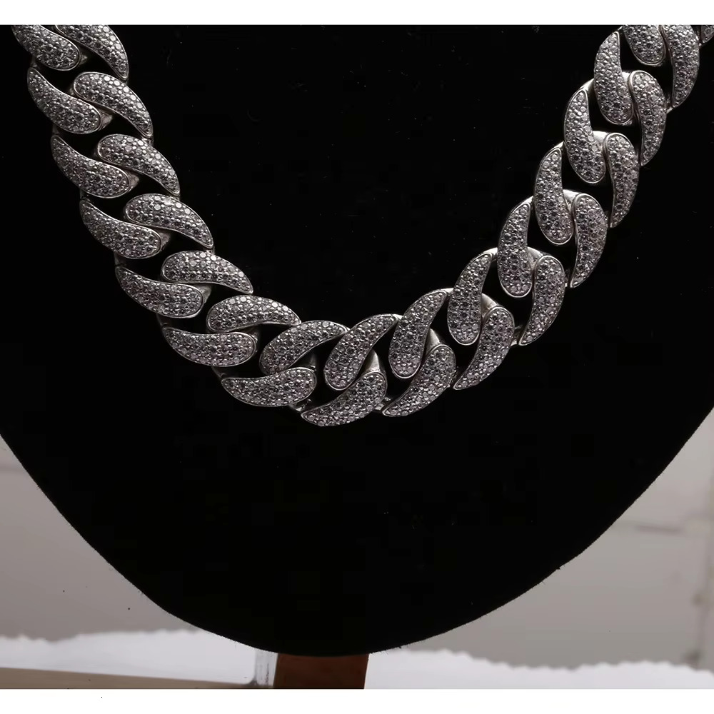 Sterg Sier Moissanite Dia Cuban Chain in Hip Hop Style Customized Size With New Design and VVS Clarity