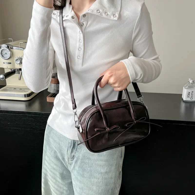 Premium Oil Wax Leather Small Shoulder Bag Womens 2025 New Trendy Versatile Messenger Bag Fashion Portable Bowling Bag Y250218