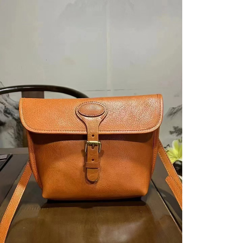 Oil Wax Head Cowhide 2024 Autumn And Winter New Item Small Mailman Commuting Crossbody Bag Niche Female Batch