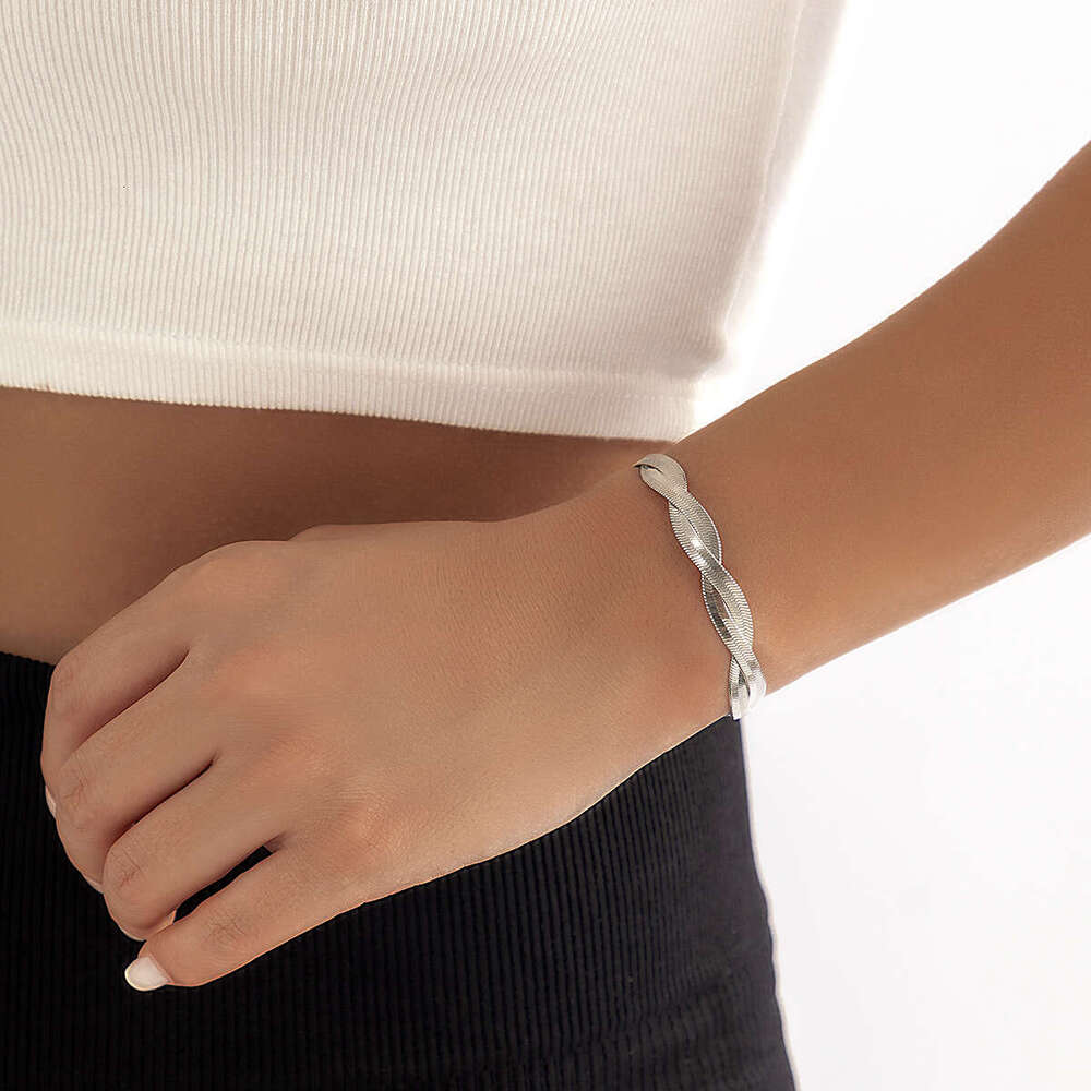 Cool sexy single layer winding snake bone with a simple and elegant woven metal necklace accessory