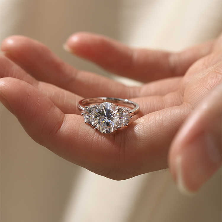 American Style Classic Wedding Diamond Ring White Moissanite 3.0 CT Oval Centre 3 Stone Trilogy Solid 18K Gold Ring for Women
