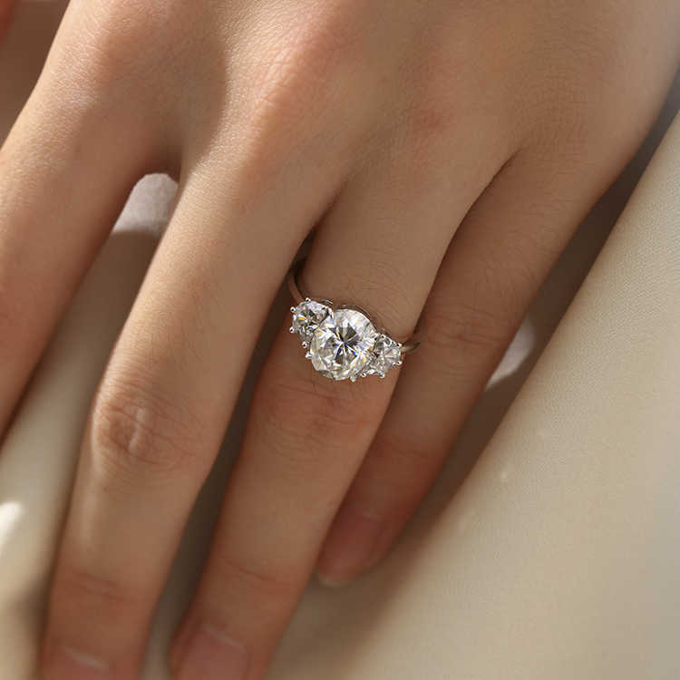 American Style Classic Wedding Diamond Ring White Moissanite 3.0 CT Oval Centre 3 Stone Trilogy Solid 18K Gold Ring for Women