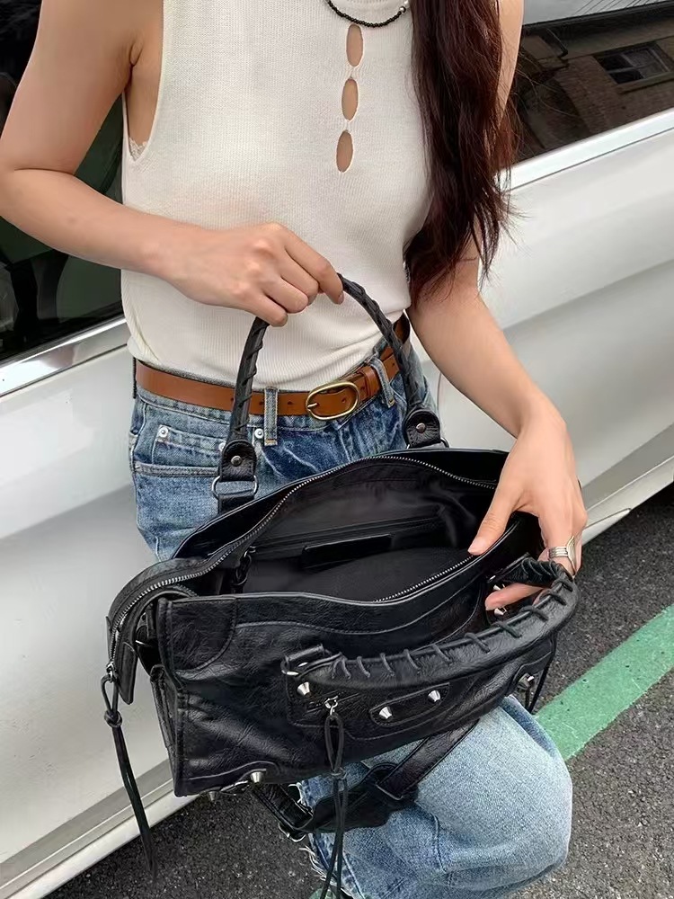 Free shipping 2025 designer Shoulder Bags Motorcycle Bag For womans flap rivet square handbag women crossbody tote bag