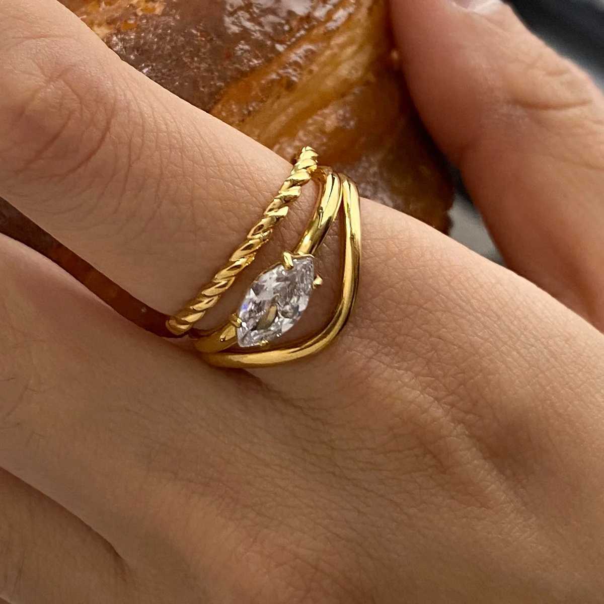 Uworld 2pcs Ring Set Horse Eye Rhinestone Double layer Hollow out Fried Dough Twists Pattern Overlay Ring Lady Jewelry Party Gif X250220