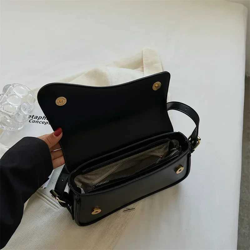 Vintage Leather Crossbody Bags for Women 2024 Designer Female Small Flap Shoulder Underarm Bag Armpit Handbags and Purses Y250218