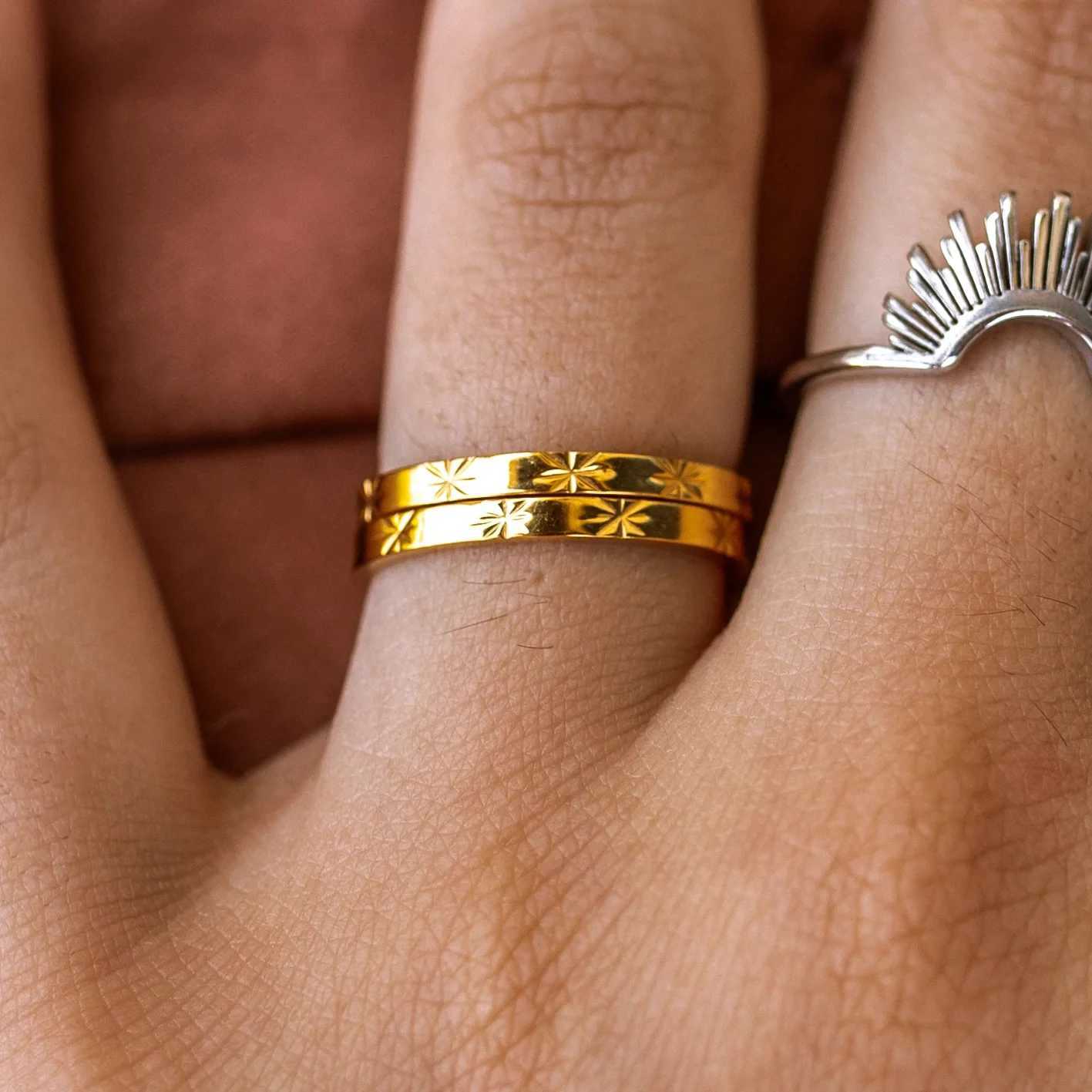 GHIDBK Tarnish Stainless Steel 18K Gold Pvd Plated Starburst Textured Rings for Wen Fashion Wedding Jewelry Stackable X250220