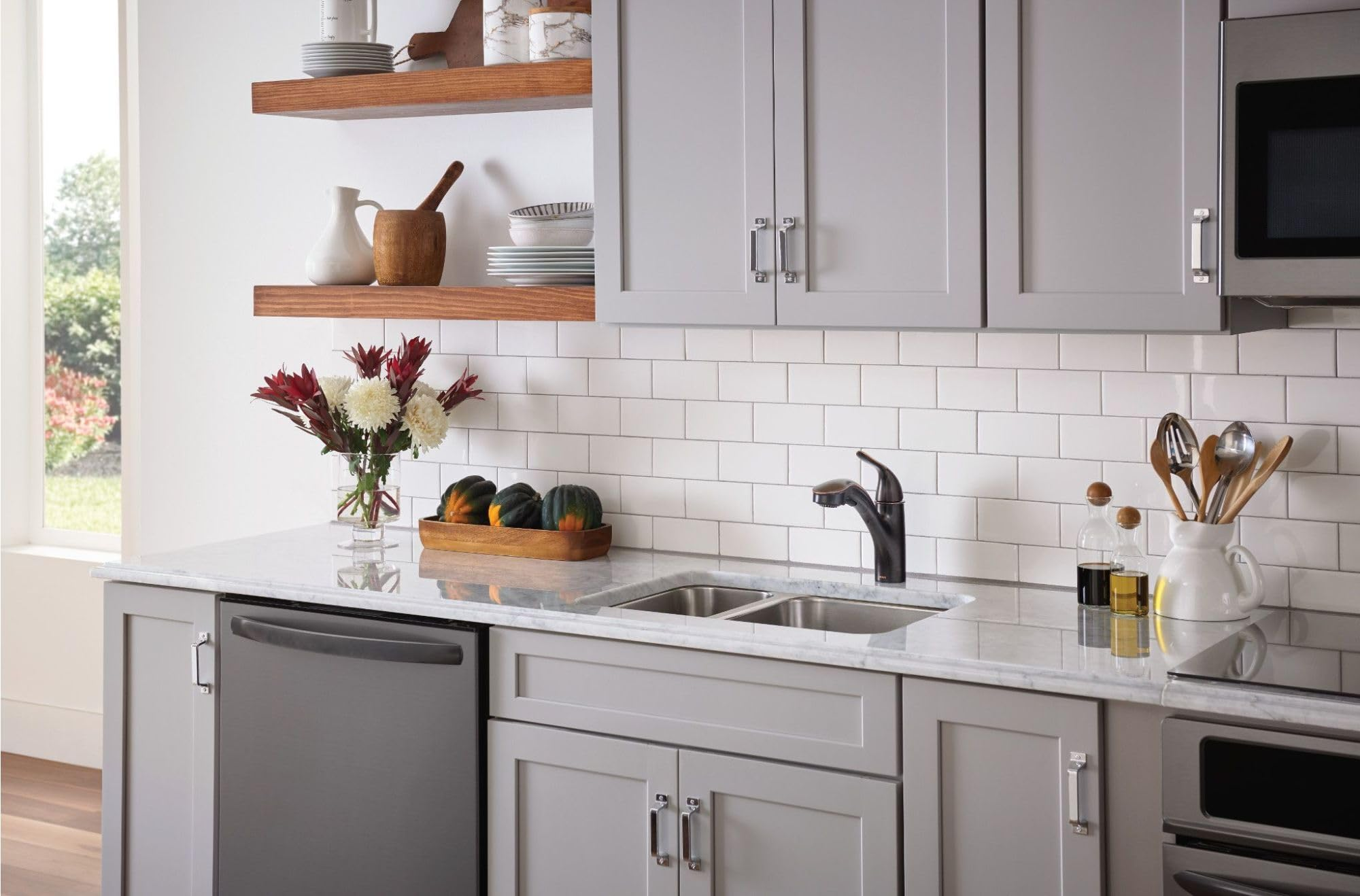 Moen Brecklyn Glacier White One-Handle Single-Hole Kitchen Faucet with Pull-Out Sprayer and Power Clean, Optional Deckplate Included, 87557W