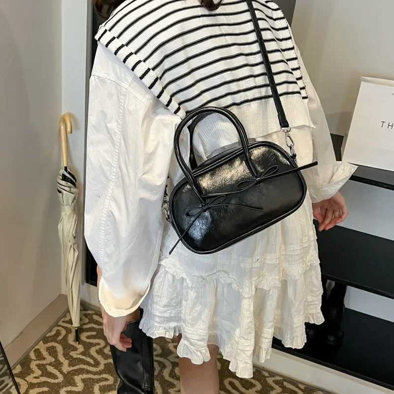 Premium Oil Wax Leather Small Shoulder Bag Womens 2025 New Trendy Versatile Messenger Bag Fashion Portable Bowling Bag Y250218