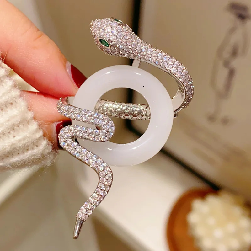 China Zodiac Snake Chest Micro Inlaid Zircon Pharmaceutical Corset Battery Fashion Accessories 250220