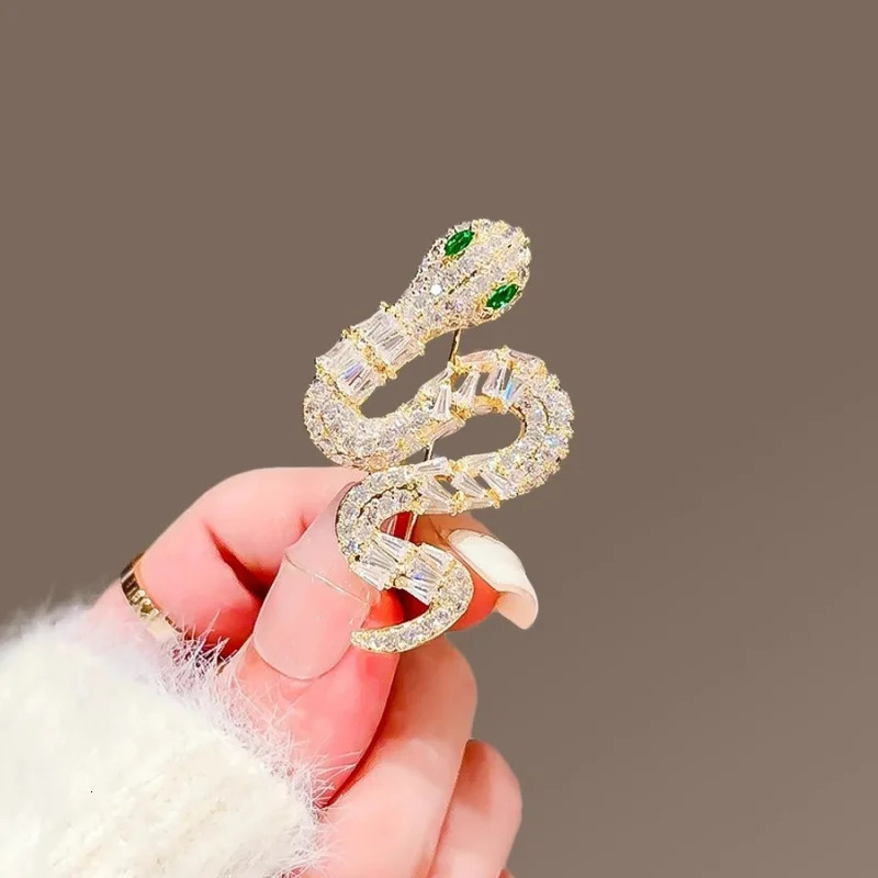 Special-Interest Green Eyes Spirit Snake Brooch Female Temperament High Sense Clothes Accessories Pin Corsage Year 250220