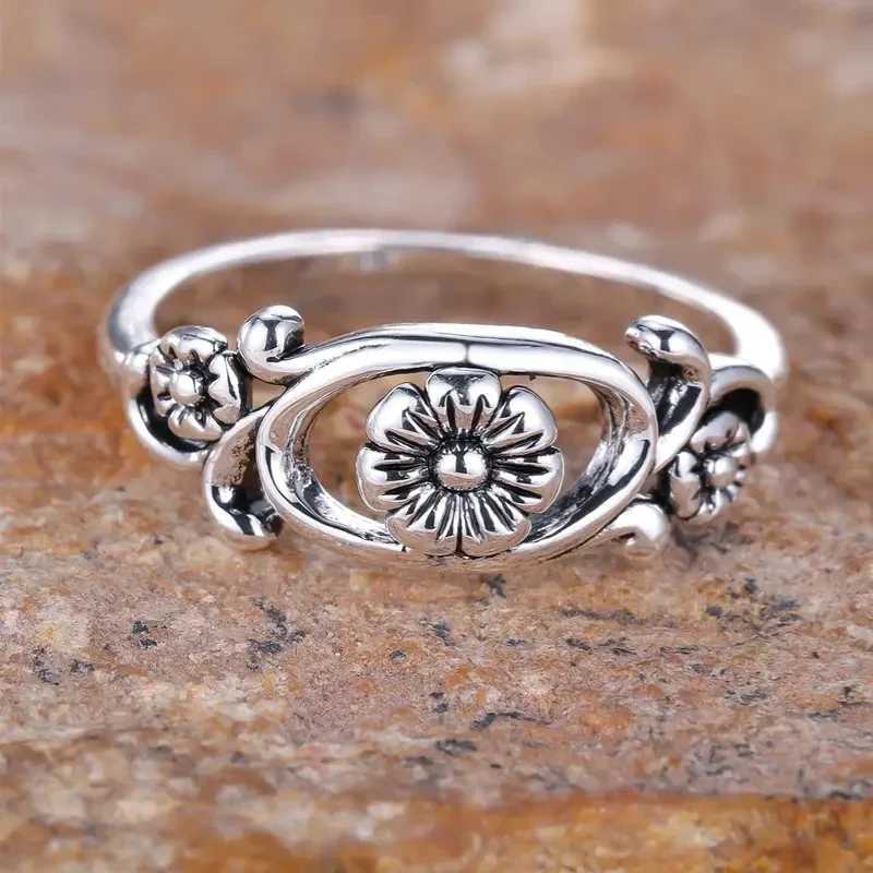 Huitan Vintage Hollow-out Flower Design Rings for Wen Exquisite Gorgeous Finger Accessory Gracef Engagement Wedding Jewelry X250220