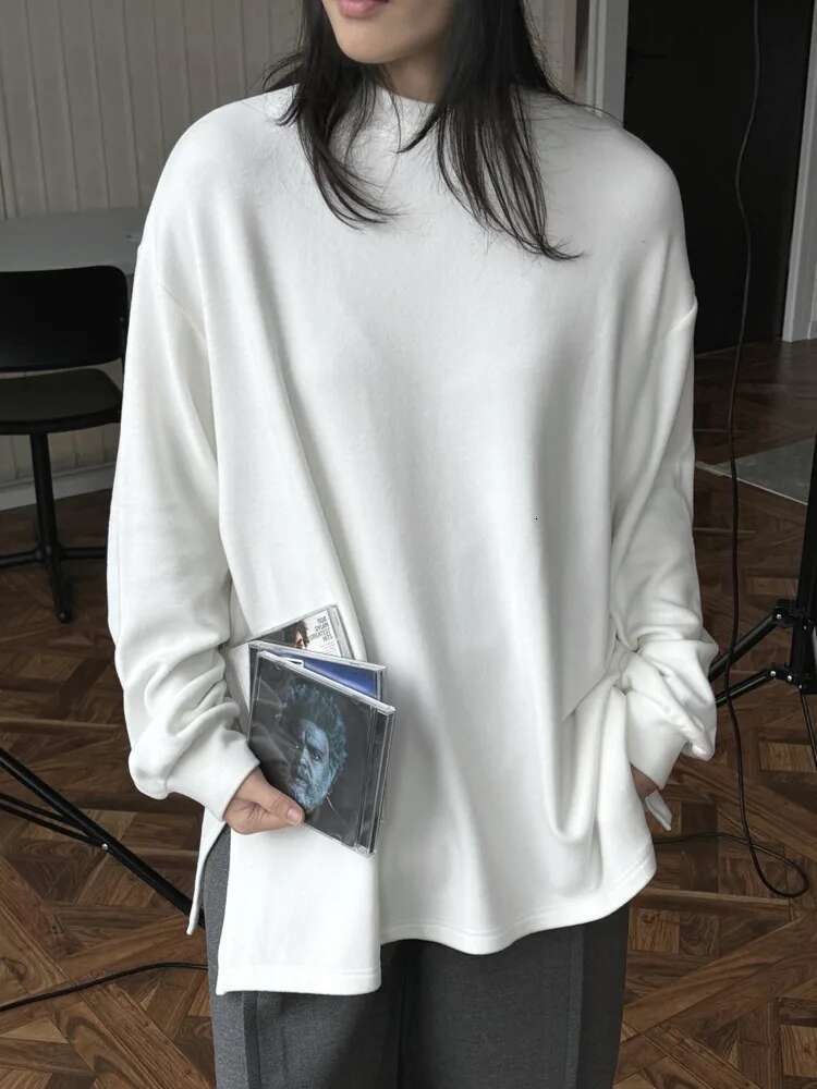 Minimalism Long Sleeve T-Shirt Women's Round Neck Casual Loose Warm Tops Female Tees Fashion 2025 Winter New 26C857