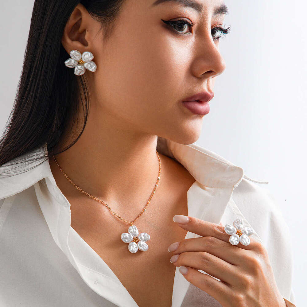 Jewelry Small Fresh Alien Pearl wer Pendant Necklace Sweet Metallic Clavicle Chain Set