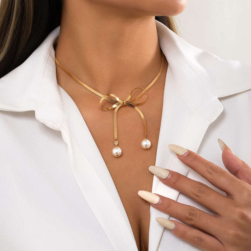 A niche cold metal snake bone with bow and collarbone chain resembg a pearl temperament letter pendant necklace