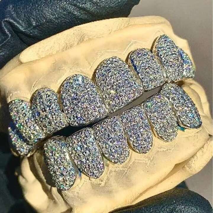 Pretty Moissanite Round Brilliant Cut Vvs Clarity Sparkg Dia Iced Out Sterg Sier Customize Tooth Grillz