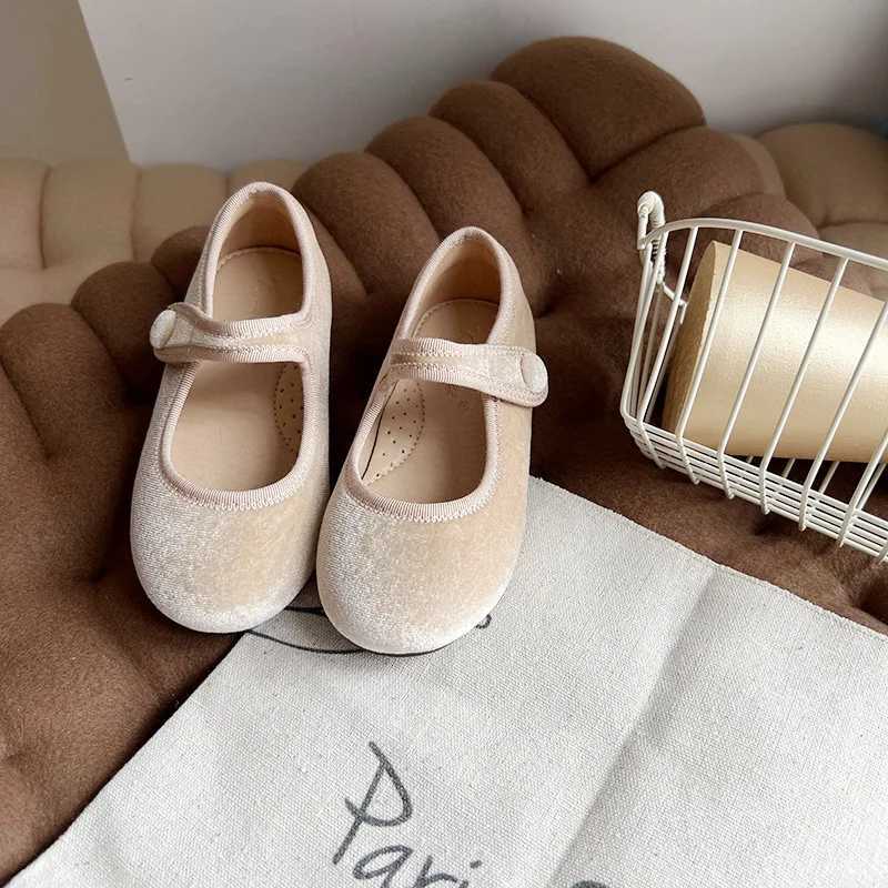 2024 new girl princess shoes sweet velvet wrapped foreign style solid color all matching single shoes baby small cloth shoes X250220