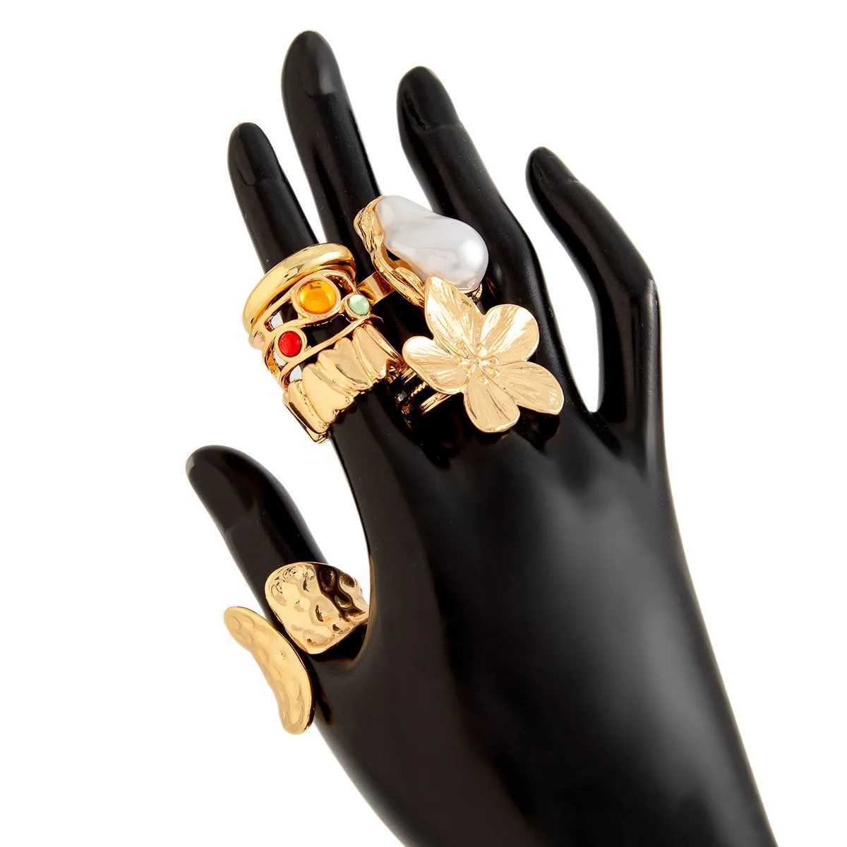 6Pcs Punk Exaggerated Metal Finger Rings Set for Wen Men Vintage Flower Pearl Crystal Europe America Open Rings Luxury Jewelry X250220