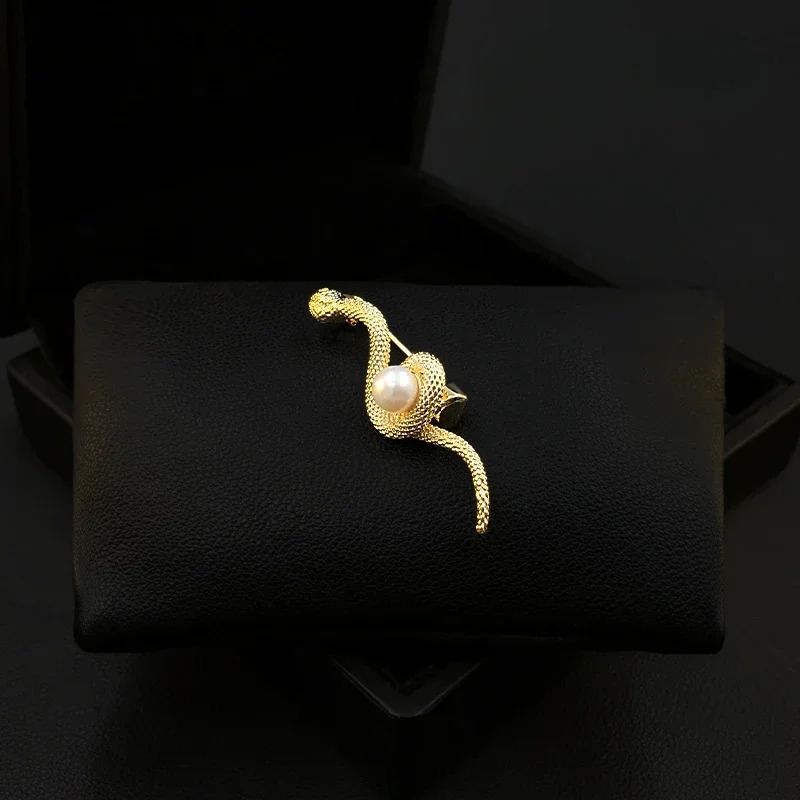 Snake Brooch Personalized Suit Collar Pin Men Women Clothes Accessories Niche Sweater Corsage Pearl Zodiac Jewelry 5838 250220