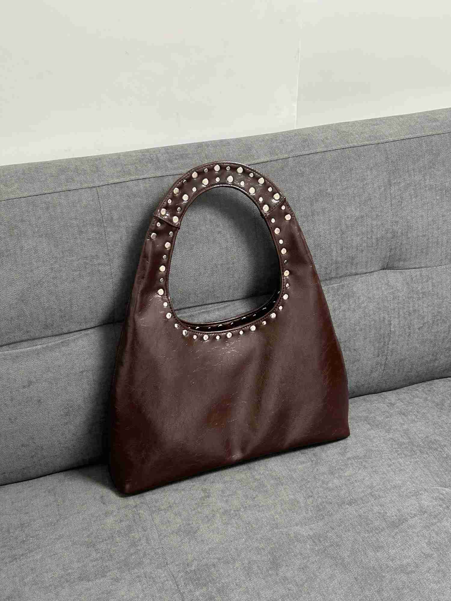 24 new retro decorative shoulder bag European and American motorcycle wind oil wax leather armpit handbag for women Y250218